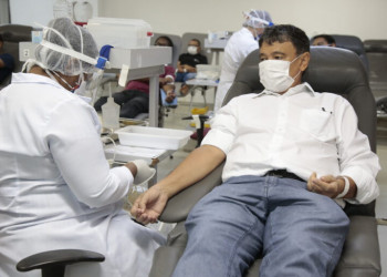 Governador Wellington Dias doa sangue durante visita ao Hemopi
